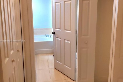 Villa ou maison à louer à Miami, Floride: 3 chambres, 142.51 m2 № 1950512 - photo 21