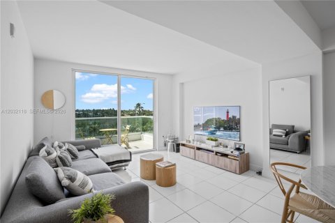 Condominio en Miami Beach, Florida, 1 dormitorio  № 2084902