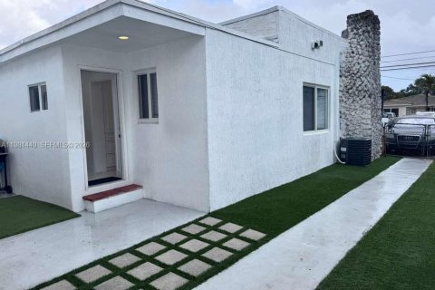House in Miami, Florida 3 bedrooms, 202.34 sq.m. № 2043251 - photo 3