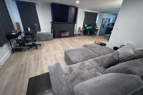 House in Miami, Florida 3 bedrooms, 202.34 sq.m. № 2043251 - photo 8