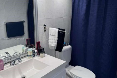 House in Miami, Florida 3 bedrooms, 202.34 sq.m. № 2043251 - photo 18