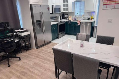 House in Miami, Florida 3 bedrooms, 202.34 sq.m. № 2043251 - photo 6