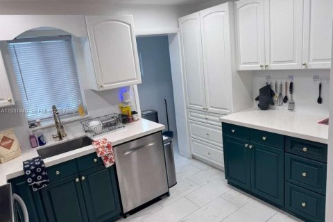 House in Miami, Florida 3 bedrooms, 202.34 sq.m. № 2043251 - photo 5