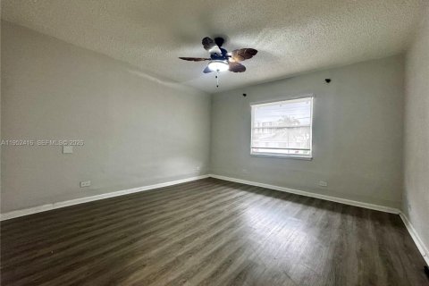 Купить коммерческую недвижимость в Майами, Флорида 253.62м2, № 2054415 - фото 9