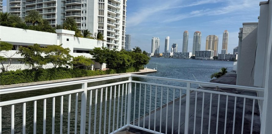 Condominio en North Miami Beach, Florida, 2 dormitorios  № 2001508