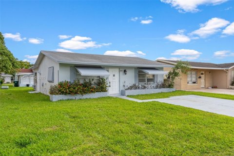 Casa en venta en Tamarac, Florida, 2 dormitorios, 98.66 m2 № 2067751 - foto 2