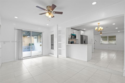 Casa en venta en Tamarac, Florida, 2 dormitorios, 98.66 m2 № 2067751 - foto 13