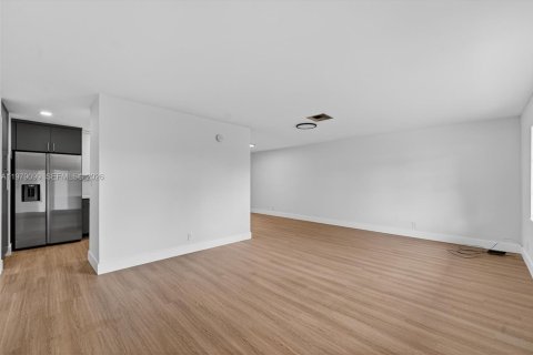 House in Plantation, Florida 3 bedrooms, 168.9 sq.m. № 2046089 - photo 8