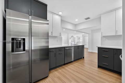 House in Plantation, Florida 3 bedrooms, 168.9 sq.m. № 2046089 - photo 4