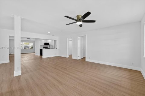 House in Plantation, Florida 3 bedrooms, 168.9 sq.m. № 2046089 - photo 11