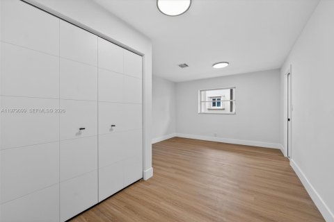 House in Plantation, Florida 3 bedrooms, 168.9 sq.m. № 2046089 - photo 17