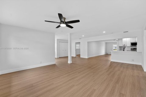 House in Plantation, Florida 3 bedrooms, 168.9 sq.m. № 2046089 - photo 10