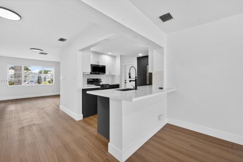 House in Plantation, Florida 3 bedrooms, 168.9 sq.m. № 2046089 - photo 7