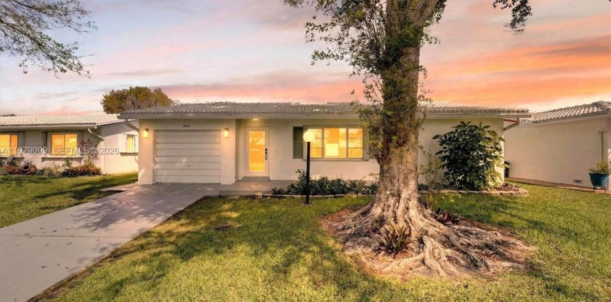 House in Plantation, Florida 3 bedrooms, 168.9 sq.m. № 2046089