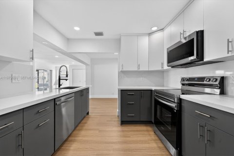 House in Plantation, Florida 3 bedrooms, 168.9 sq.m. № 2046089 - photo 5