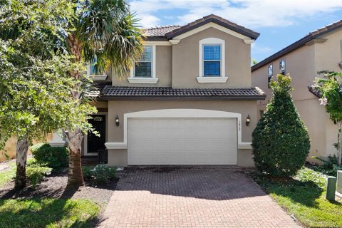 Casa en venta en Kissimmee, Florida, 6 dormitorios, 291.9 m2 № 1853573 - foto 1