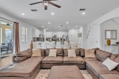House in Davenport, Florida 11 bedrooms, 453.36 sq.m. № 1588660 - photo 4