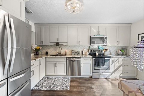 Condo in Pembroke Pines, Florida, 3 bedrooms  № 1862541 - photo 7