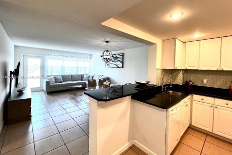 Copropriété à louer à Hallandale Beach, Floride: 1 chambre, 85.93 m2 № 1836729 - photo 13