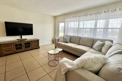 Copropriété à louer à Hallandale Beach, Floride: 1 chambre, 85.93 m2 № 1836729 - photo 3
