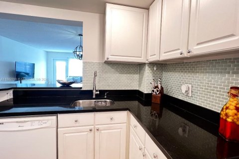 Copropriété à louer à Hallandale Beach, Floride: 1 chambre, 85.93 m2 № 1836729 - photo 14