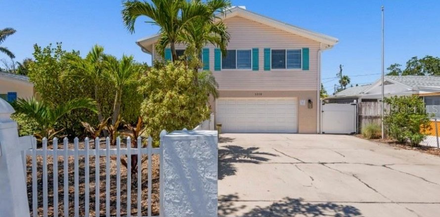 House in Indian Rocks Beach, Florida 4 bedrooms, 291.34 sq.m. № 1767898