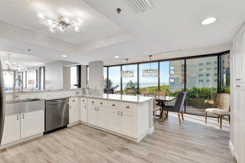 Condo in Hutchinson Island South, Florida, 3 bedrooms № 2181828 - photo 19