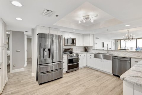 Condo in Hutchinson Island South, Florida, 3 bedrooms № 2181828 - photo 15