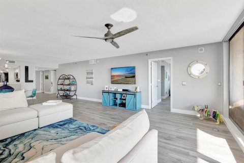 Condo in Hutchinson Island South, Florida, 3 bedrooms № 2181828 - photo 9