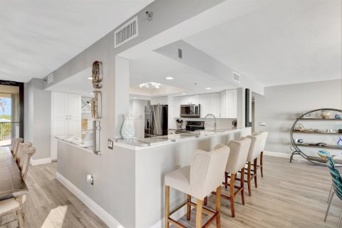 Condo in Hutchinson Island South, Florida, 3 bedrooms № 2181828 - photo 11