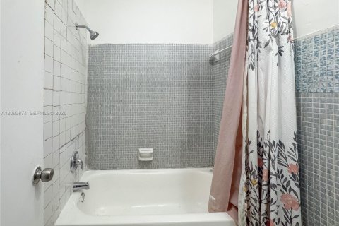 Casa en alquiler en Fort Lauderdale, Florida, 9 dormitorios, 296.08 m2 № 2352551 - foto 13