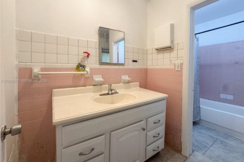 Casa en alquiler en Fort Lauderdale, Florida, 9 dormitorios, 296.08 m2 № 2352551 - foto 21