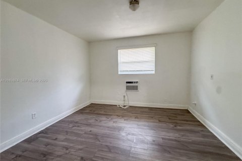 Casa en alquiler en Fort Lauderdale, Florida, 9 dormitorios, 296.08 m2 № 2352551 - foto 17