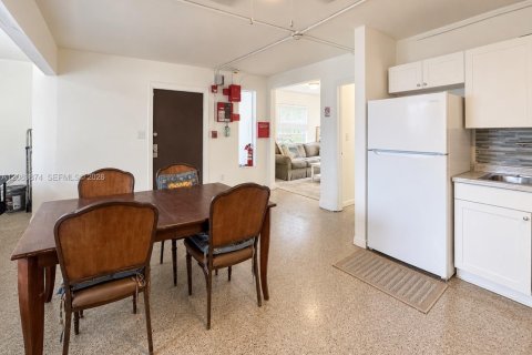 Casa en alquiler en Fort Lauderdale, Florida, 9 dormitorios, 296.08 m2 № 2352551 - foto 5