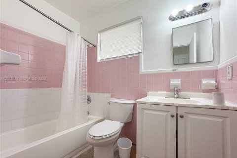 Casa en alquiler en Fort Lauderdale, Florida, 9 dormitorios, 296.08 m2 № 2352551 - foto 22