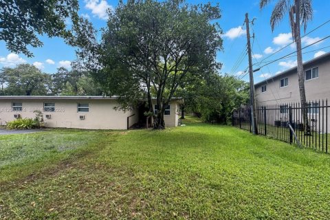 Casa en alquiler en Fort Lauderdale, Florida, 9 dormitorios, 296.08 m2 № 2352551 - foto 8