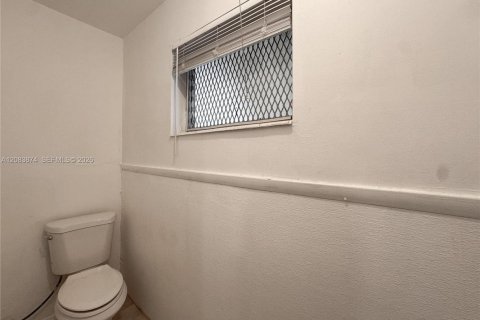 Casa en alquiler en Fort Lauderdale, Florida, 9 dormitorios, 296.08 m2 № 2352551 - foto 19