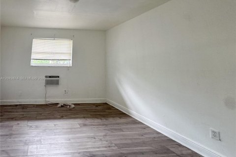 Casa en alquiler en Fort Lauderdale, Florida, 9 dormitorios, 296.08 m2 № 2352551 - foto 16