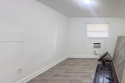 Casa en alquiler en Fort Lauderdale, Florida, 9 dormitorios, 296.08 m2 № 2352551 - foto 15