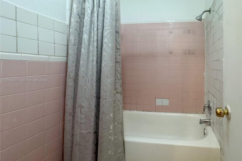Casa en alquiler en Fort Lauderdale, Florida, 9 dormitorios, 296.08 m2 № 2352551 - foto 20