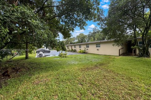 Casa en alquiler en Fort Lauderdale, Florida, 9 dormitorios, 296.08 m2 № 2352551 - foto 30