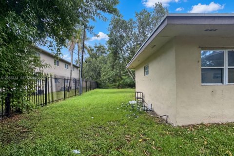Casa en alquiler en Fort Lauderdale, Florida, 9 dormitorios, 296.08 m2 № 2352551 - foto 29