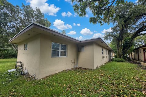 Casa en alquiler en Fort Lauderdale, Florida, 9 dormitorios, 296.08 m2 № 2352551 - foto 28