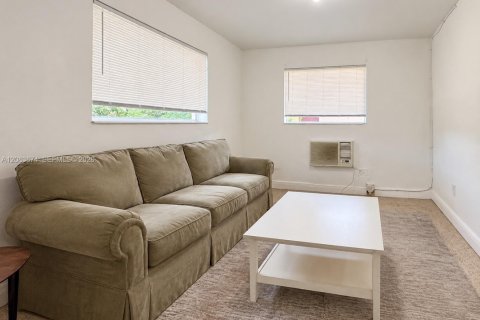 Casa en alquiler en Fort Lauderdale, Florida, 9 dormitorios, 296.08 m2 № 2352551 - foto 11