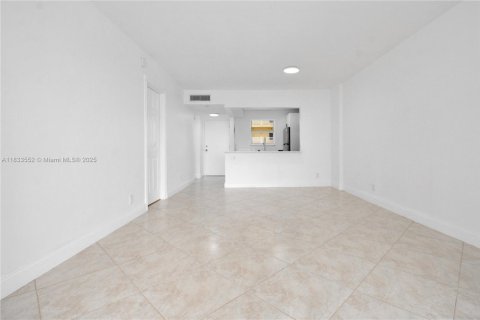 Condo in Pompano Beach, Florida, 1 bedroom  № 1814624 - photo 9