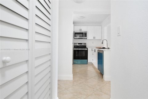 Condo in Pompano Beach, Florida, 1 bedroom  № 1814624 - photo 3