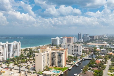 Condo in Pompano Beach, Florida, 1 bedroom  № 1814624 - photo 1