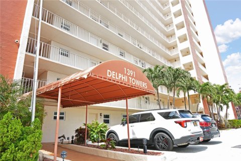 Condo in Pompano Beach, Florida, 1 bedroom  № 1814624 - photo 2