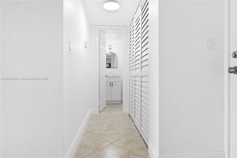 Condo in Pompano Beach, Florida, 1 bedroom  № 1814624 - photo 13