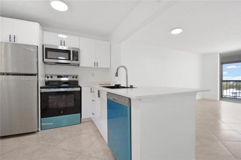 Condo in Pompano Beach, Florida, 1 bedroom  № 1814624 - photo 5
